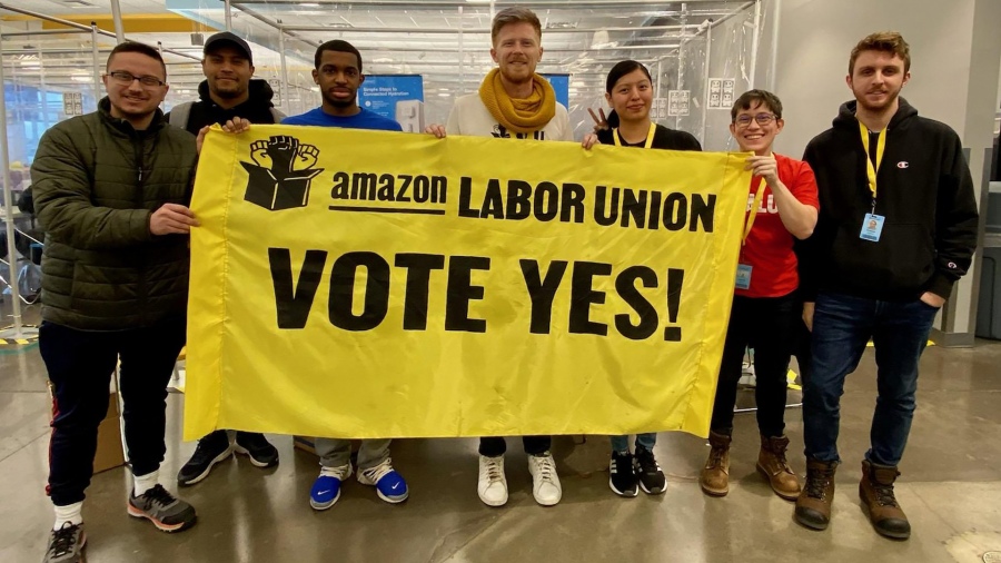 Trabajadores de Amazon aprueban el primer sindicato