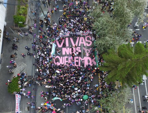 Masivas movilizaciones en Ecuador contra los femicidios