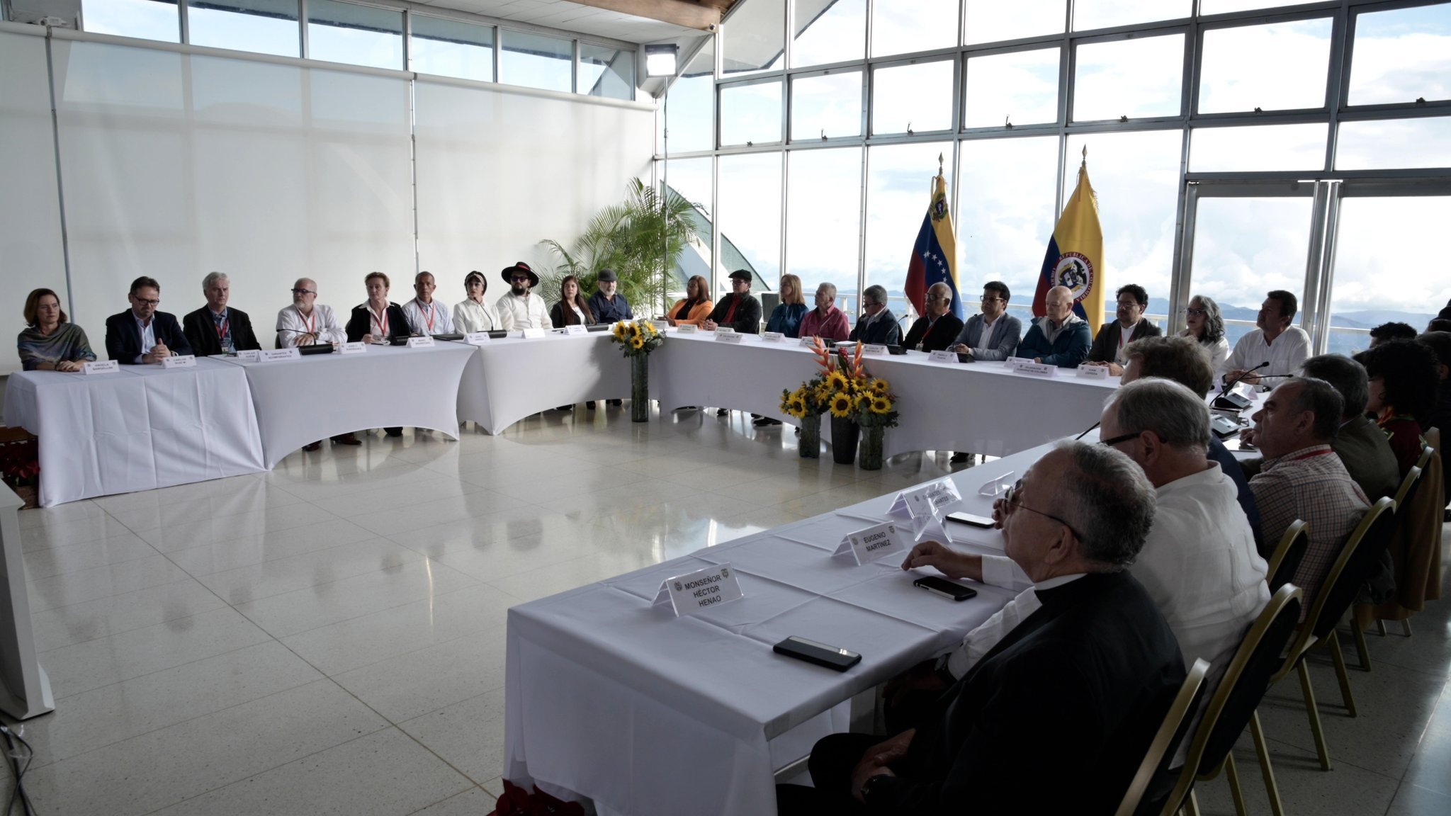 Gobierno colombiano y ELN retoman diálogo en Venezuela