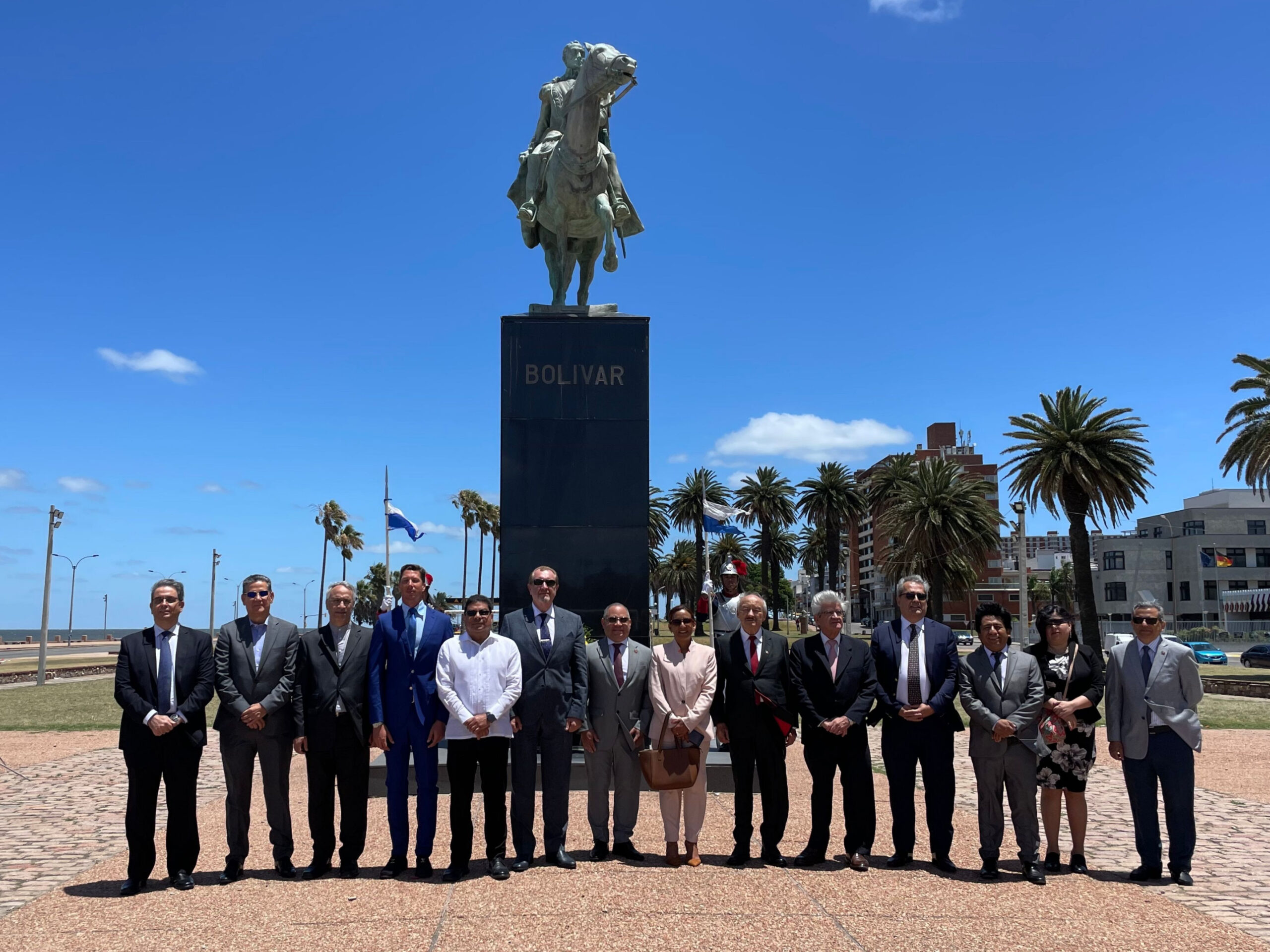 Embajadores en Uruguay rinden honores a Bolívar