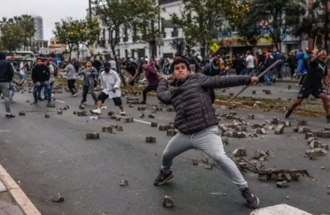 Protestas, bloqueos, choques y represión en Perú