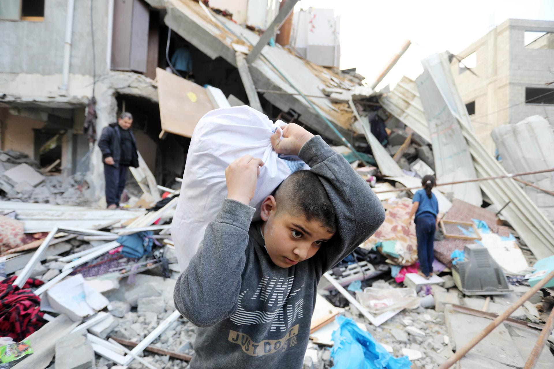 Balance de ataques de Israel: 33 muertos, mil desplazados