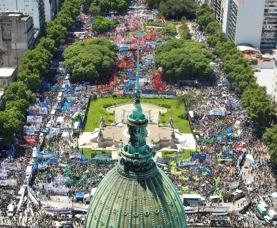 Argentina: multitud marcha contra el gobierno de Milei
